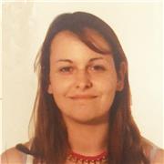 Docente impartisce lezione per bimbi elementari o medie